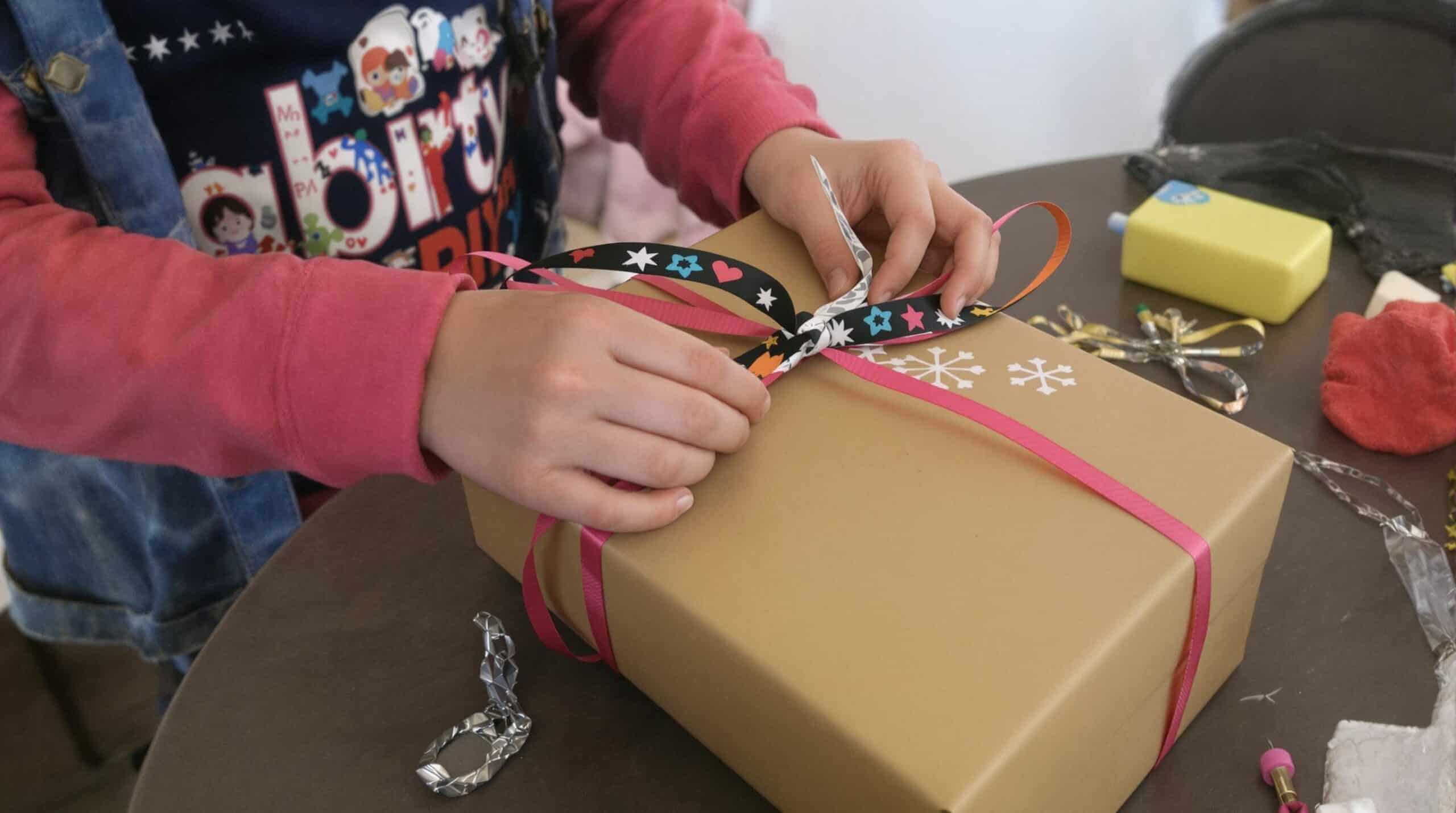 Un bambino confeziona un regalo fatto in casa