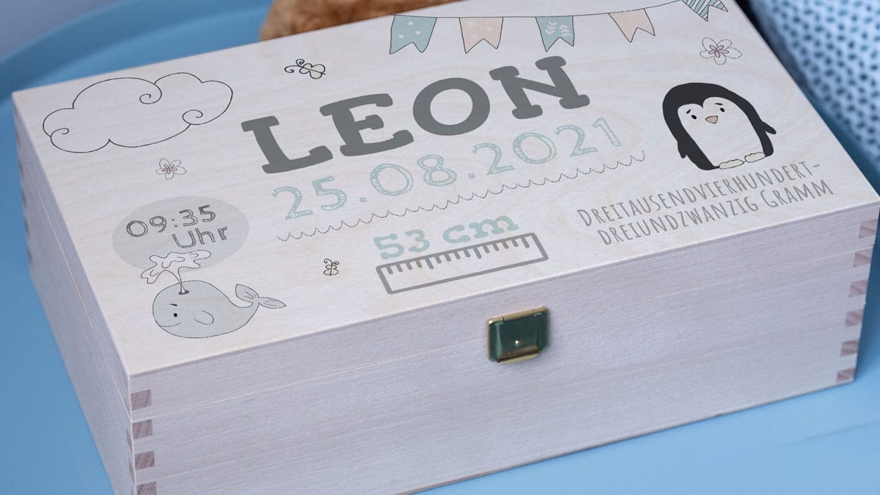 Scatola in legno con stampa a rilievo personalizzata e motivi di bambini.