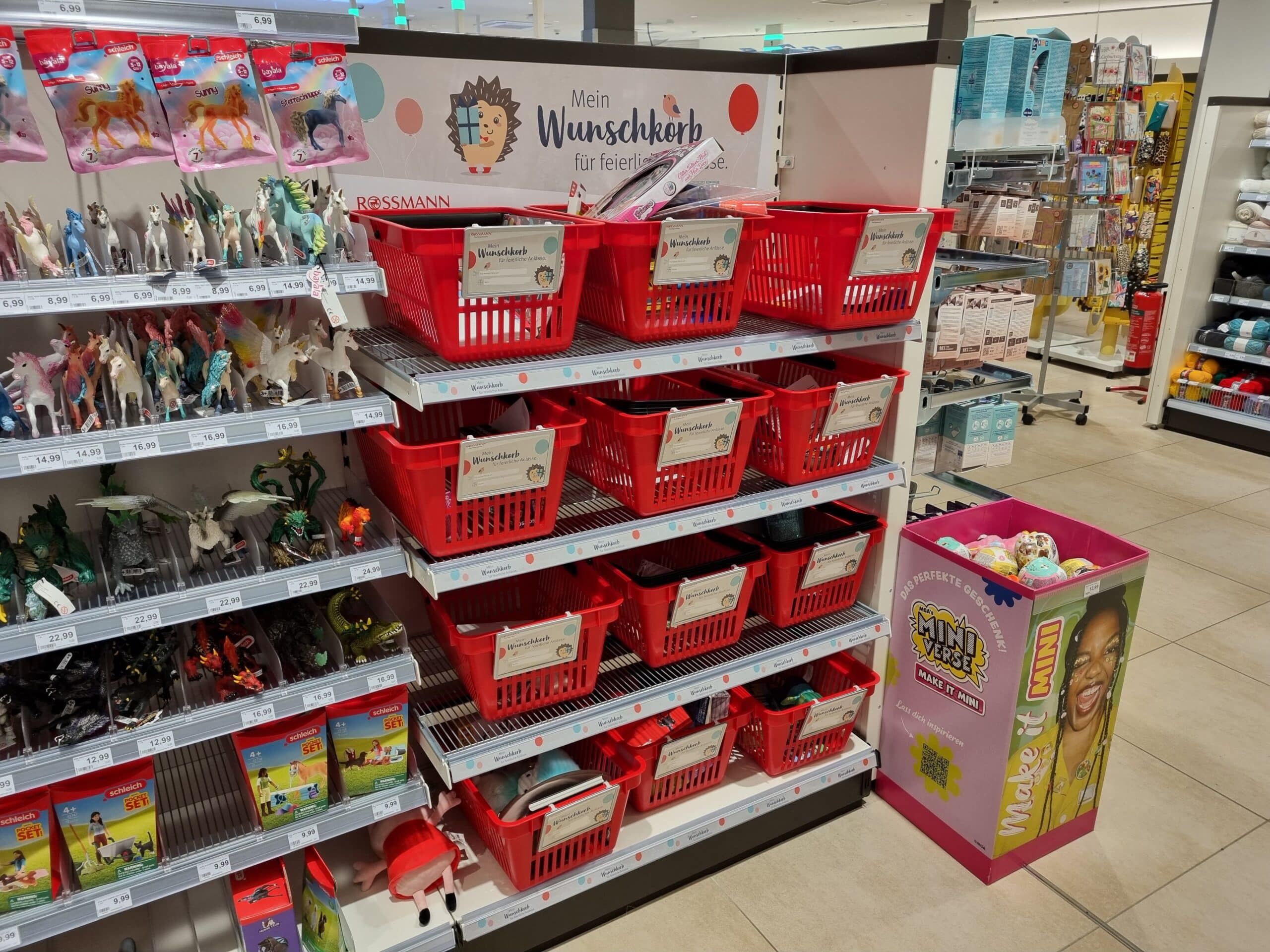 Diverse scatole dei desideri che sono già state riempite dai bambini in un negozio Rossmann.