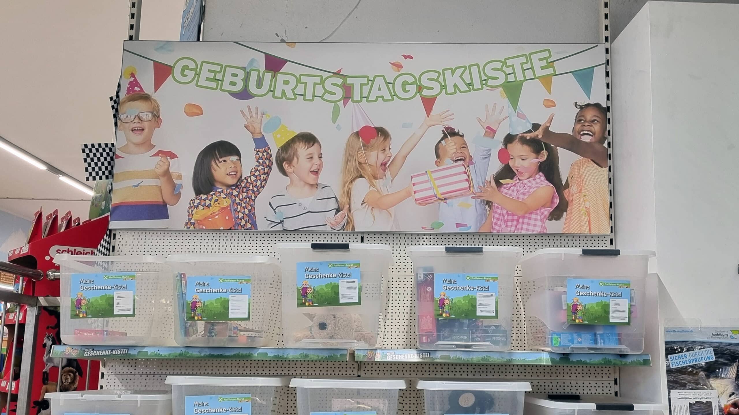 Foto di uno striscione pubblicitario per la confezione regalo del Raiffeisen-Markt