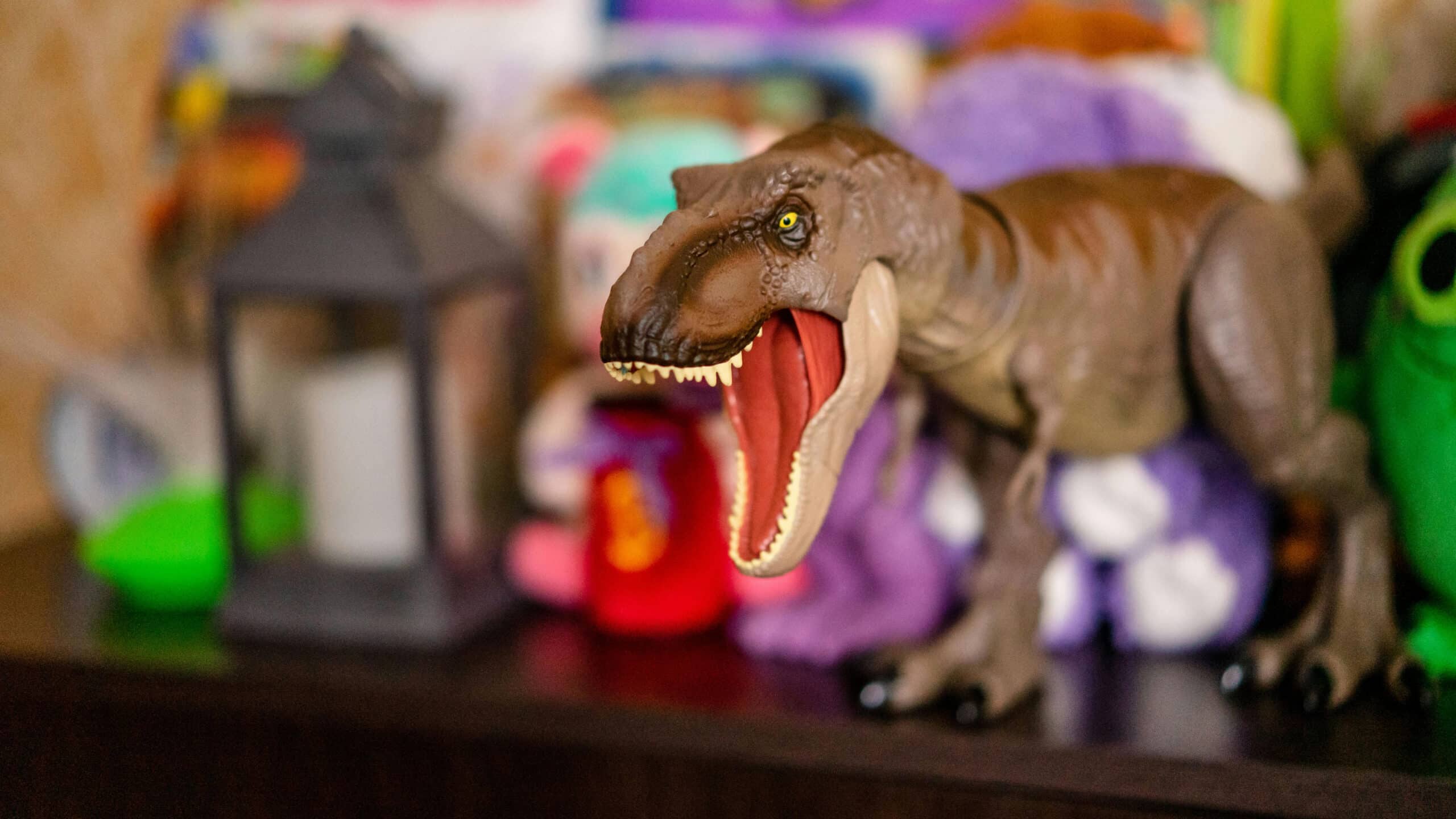 Un dinosauro con la bocca aperta nella cameretta di un bambino.