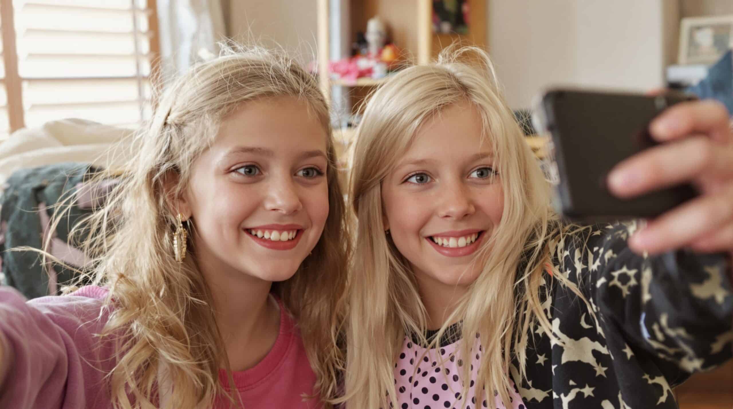 Due ragazze si scattano un selfie con lo smartphone