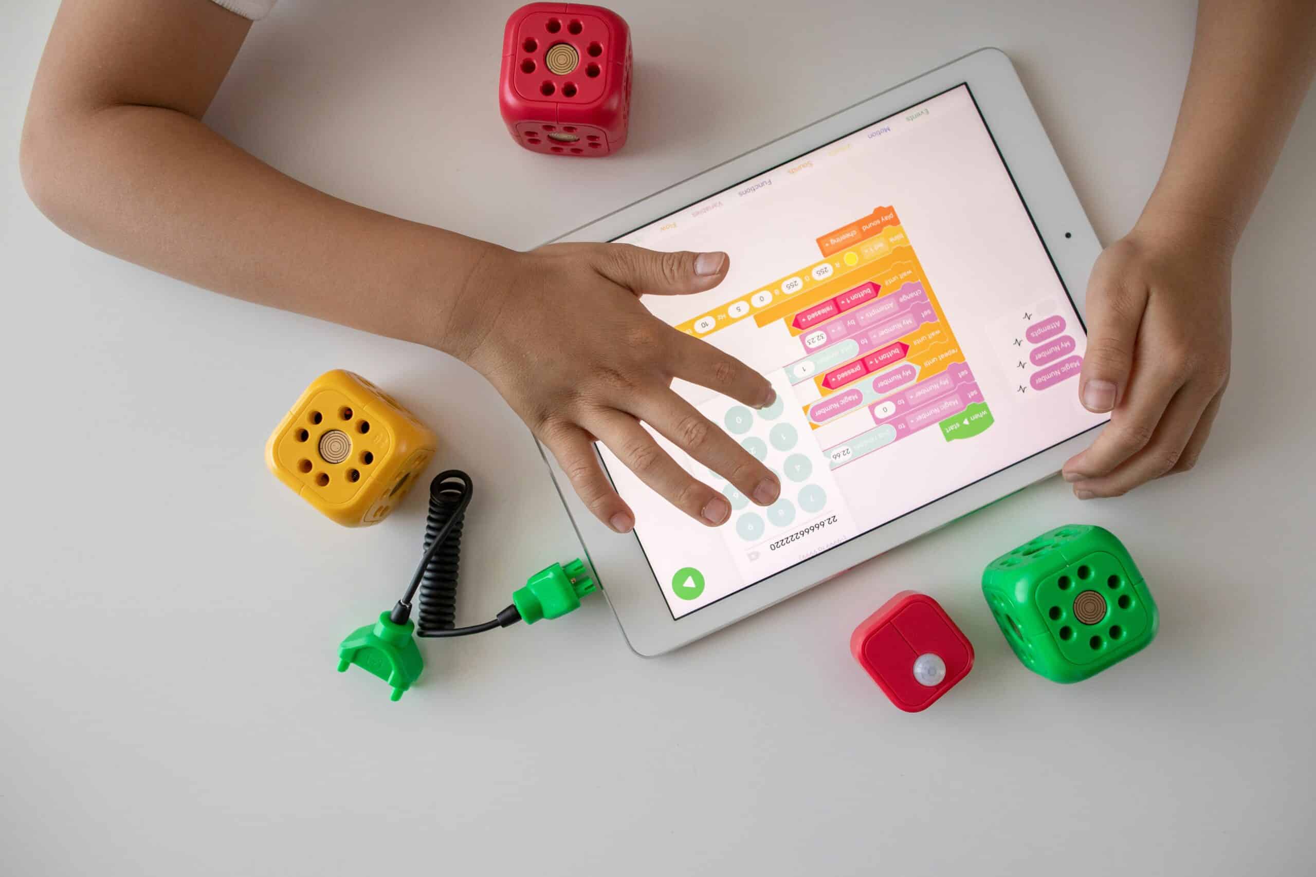 Un bambino programma su un tablet con un'applicazione adatta ai bambini.