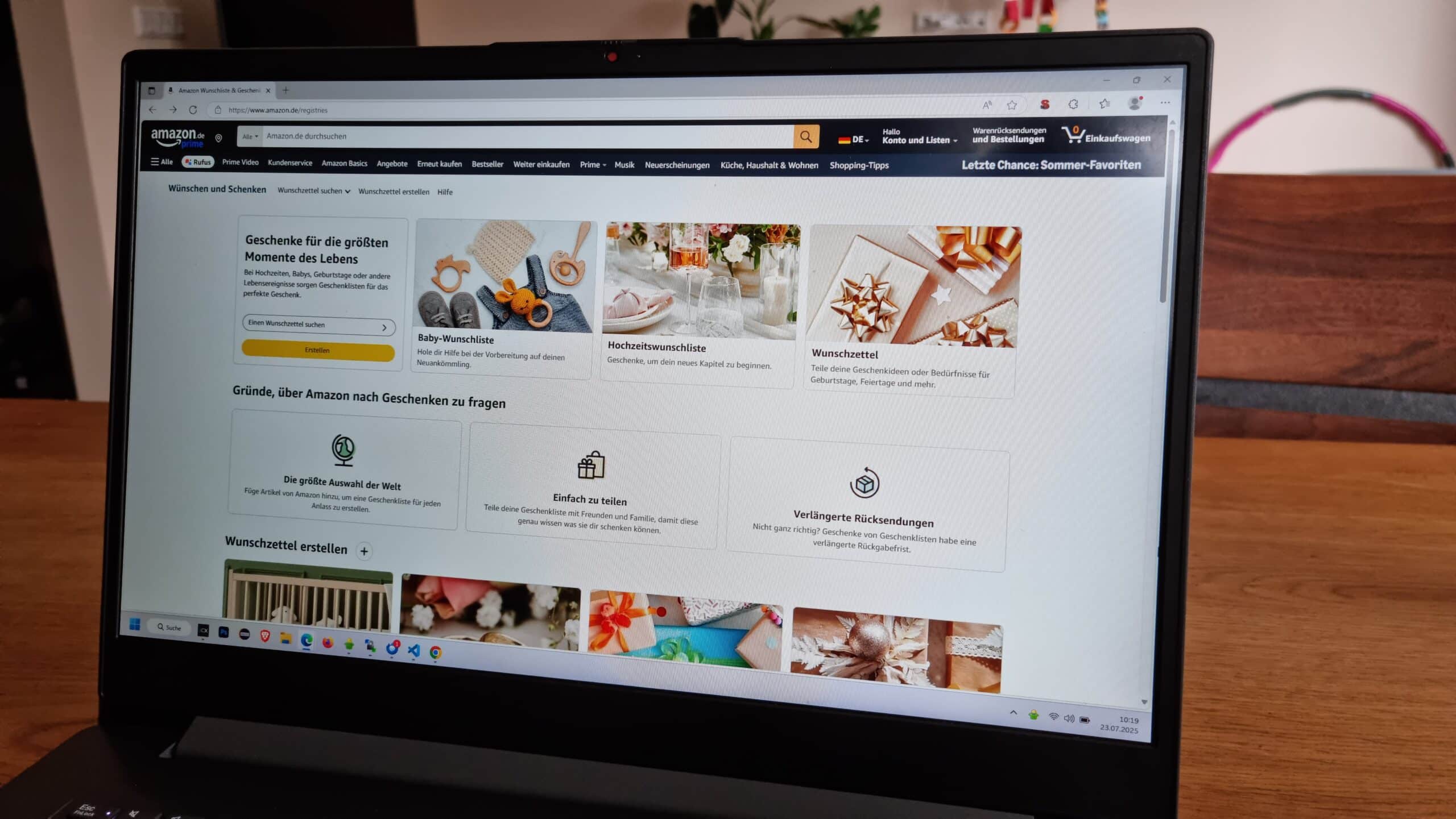 Foto di una schermata su cui è aperto il sito web di Amazon, con cui è possibile creare la lista dei desideri
