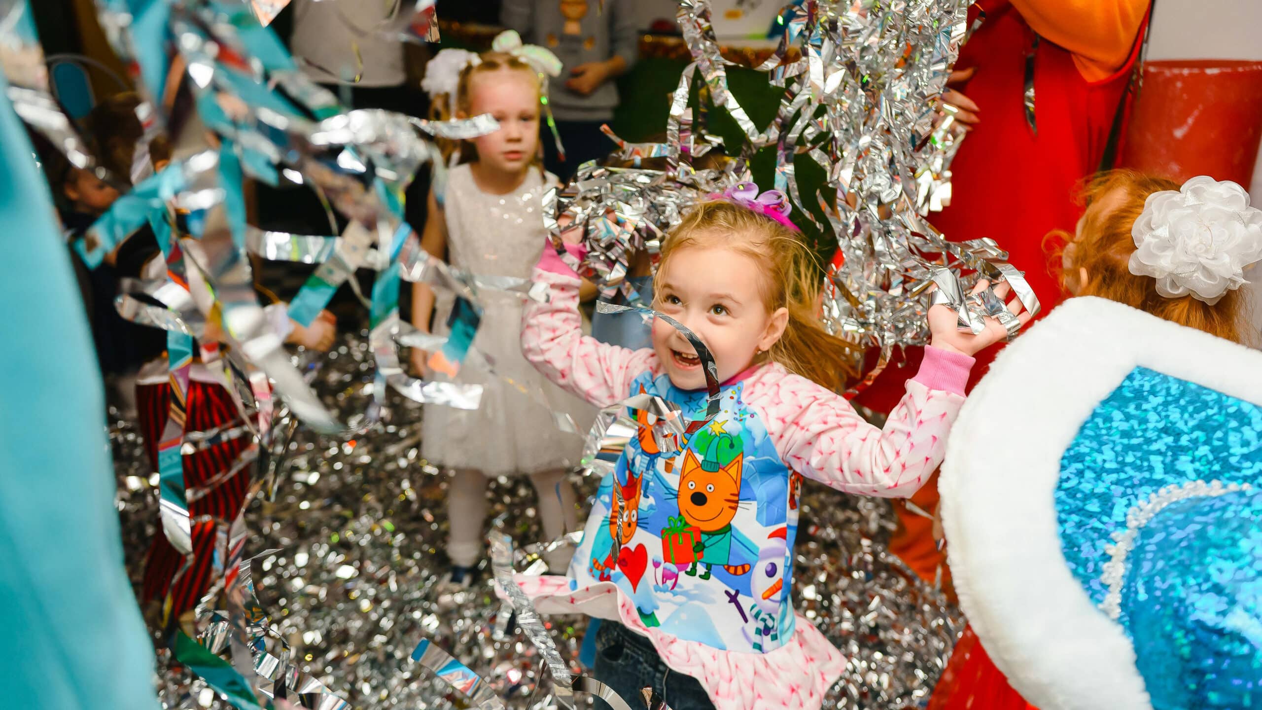 Due ragazze saltano in una stanza piena di orpelli