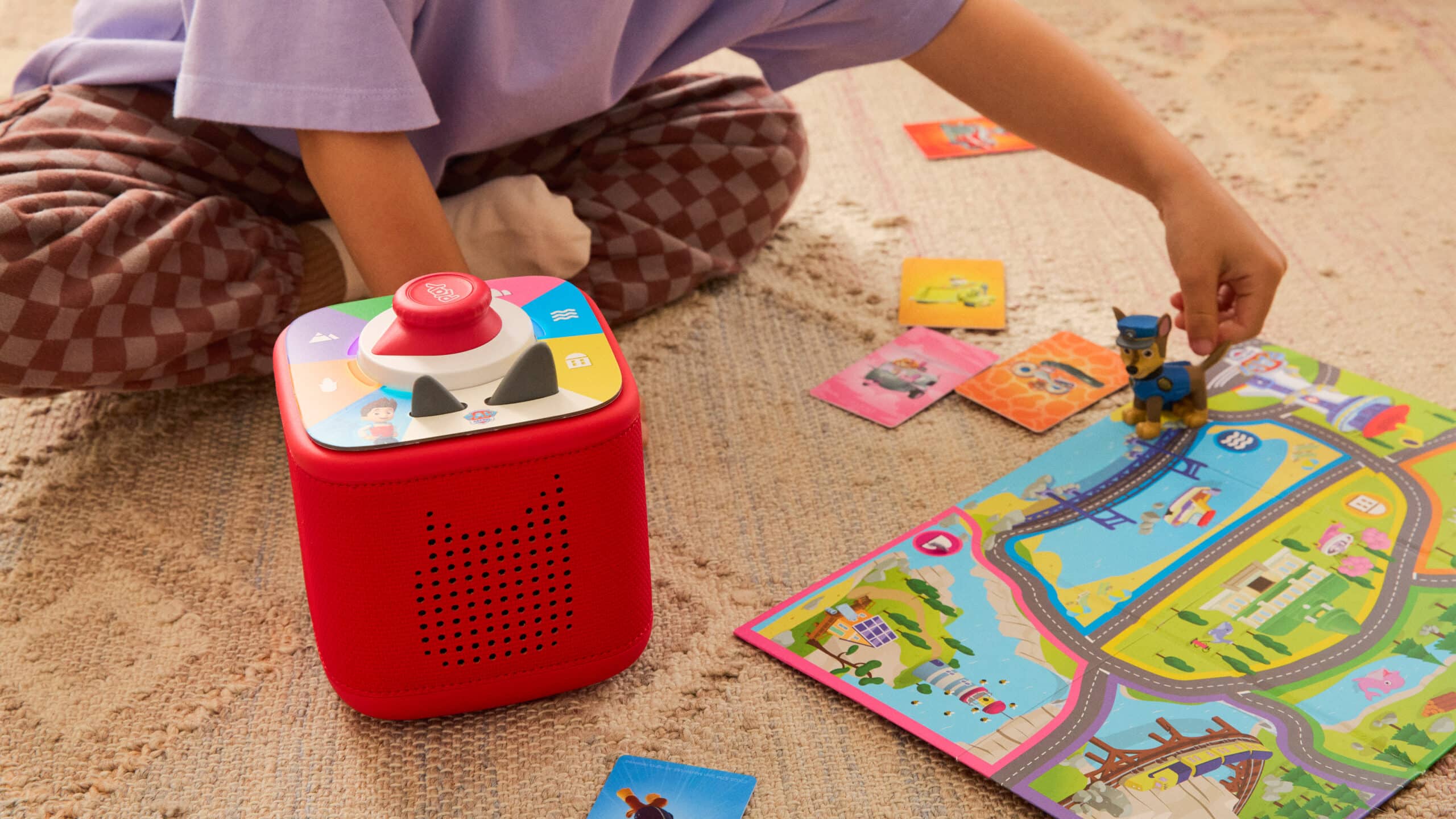 Un bambino gioca con il Toniebox 2